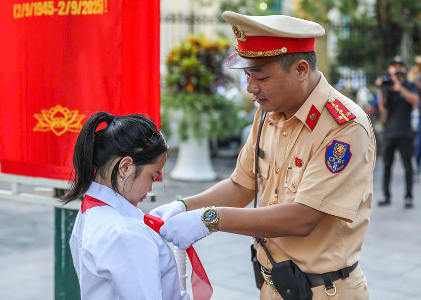 Cùng các em tới trường là các chiến sĩ Cảnh sát giao thông Thủ đô