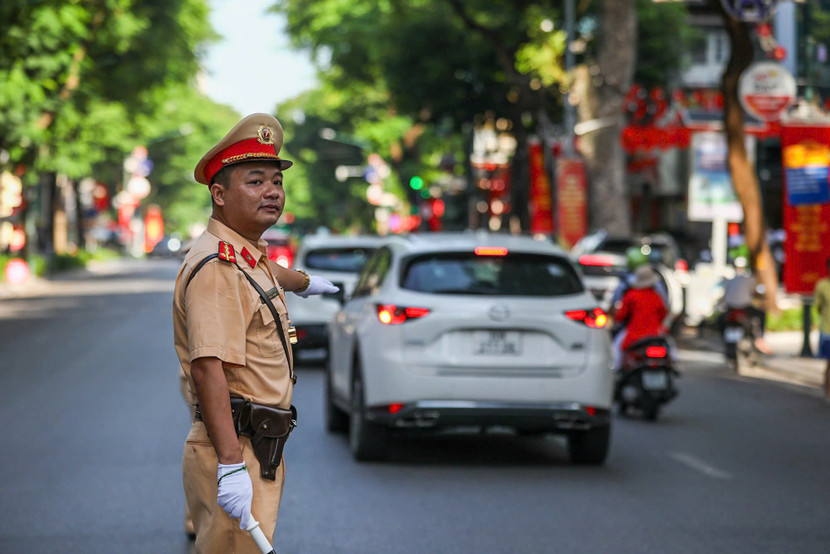 lực lượng Cảnh sát giao thông có mặt từ sớm trên các tuyến phố
