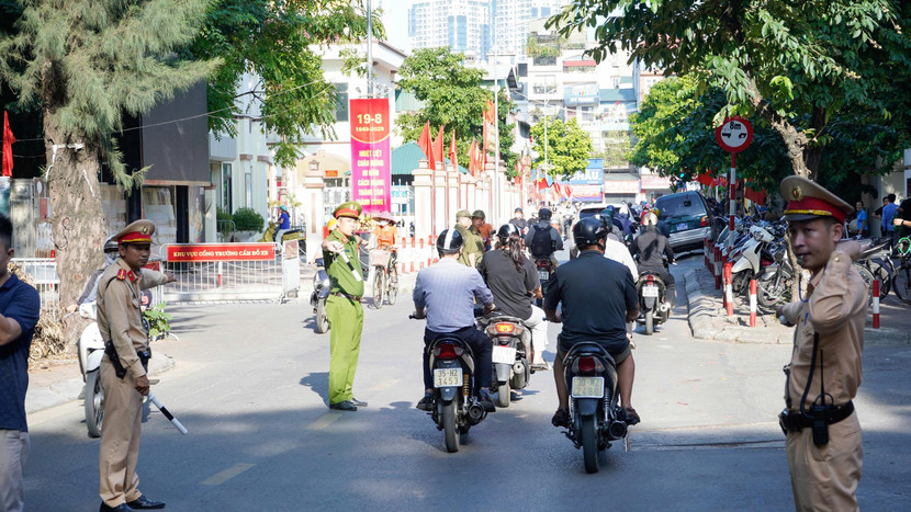 Toàn bộ các tuyến hướng vào các trường đều có lực lượng Cảnh sát giao thông phối hợp với Công an các phường làm nhiệm vụ phân luồng từ xa