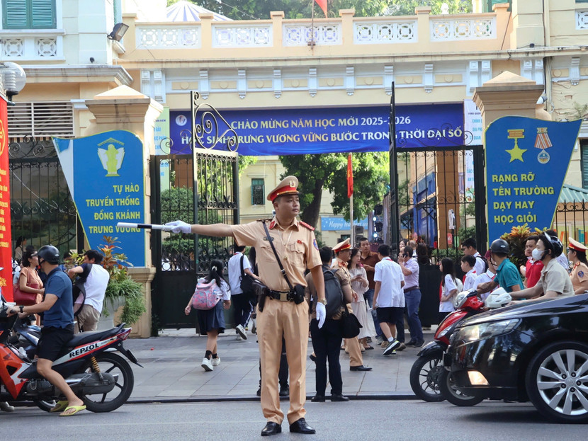 Công an Hà Nội đảm bảo trật tự an toàn giao thông ngày khai giảng năm học mới ảnh 4