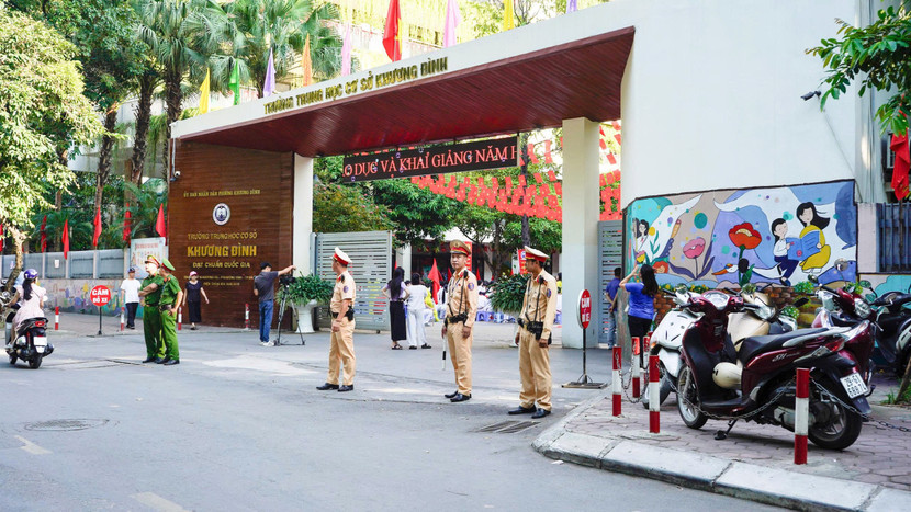 Cán bộ chiến sĩ có mặt từ sớm để hướng dẫn phụ huynh học sinh sắp xếp phương tiện, không gây ùn tắc