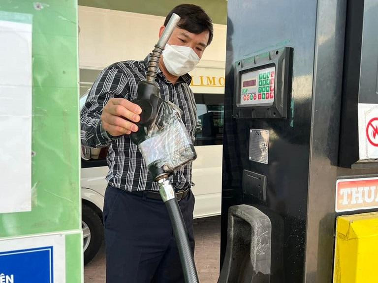 Đoàn kiểm tra của Bộ Công Thương niêm phong, lập biên bản cây xăng vi phạm ngày 10-2