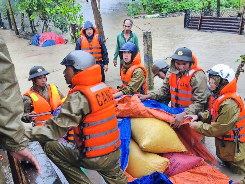 Lực lượng Công an tỉnh Gia Lai hỗ trợ nhân dân di chuyển tài sản đến nơi an toàn