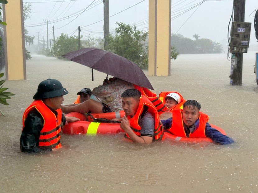 Lực lượng Công an tỉnh Đắk Lắk hỗ trợ người dân đến nơi an toàn