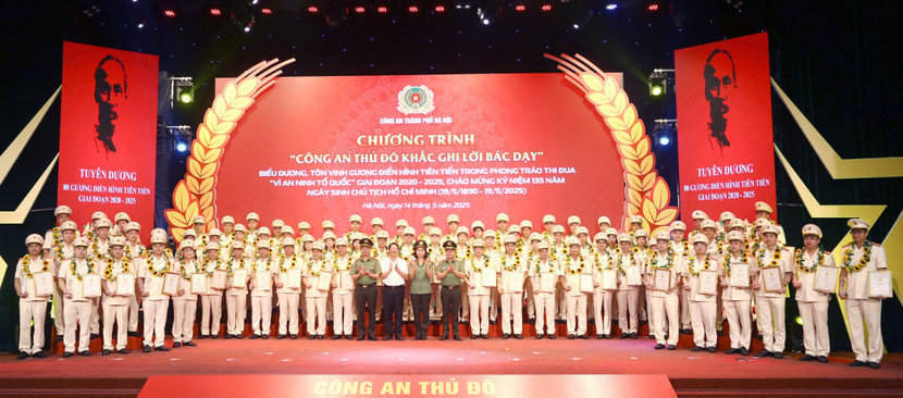 Trung tướng Nguyễn Thanh Tùng, Ủy viên Ban Thường vụ Thành ủy, Bí thư Đảng ủy, Giám đốc CATP Hà Nội, Đại tá Nguyễn Ngọc Quyền, Phó Bí thư Đảng ủy, Phó Giám đốc CATP Hà Nội cùng các đại biểu tới dự chương trình “Công an Thủ đô khắc ghi lời Bác dạy”