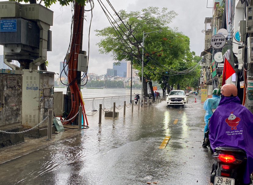 Mặc dù ngành thoát nước Hà nội đã phải kích hoạt tất cả hệ thống trạm bơm, nhưng ở một số điểm mực nước ở các hồ dâng rất cao, có nơi tràn lên mặt đường.