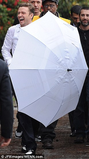 Justin Timberlake “vui vẻ” che mưa cho ông hoàng nhạc hip-hop Jay-Z ảnh 3