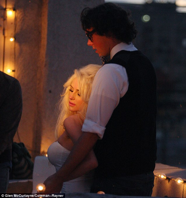 Cô vợ tuổi teen Courteney Stodden tình tứ với trai đẹp trước mặt chồng ảnh 4