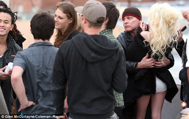 Cô vợ tuổi teen Courteney Stodden tình tứ với trai đẹp trước mặt chồng ảnh 8