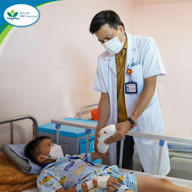 Cháu bé được bác sĩ BV Nhi Trung ương thăm khám lại sau ca phẫu thuật