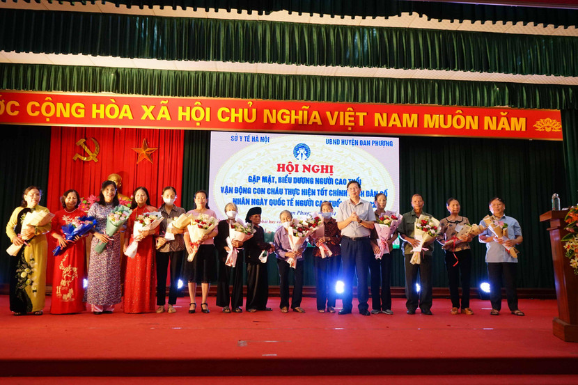 Phó Giám đốc Sở Y tế Hà Nội Trần Văn Chung biểu dương người cao tuổi huyện Đan Phượng Phó Giám đốc Sở Y tế Hà Nội Trần Văn Chung biểu dương người cao tuổi huyện Đan Phượng