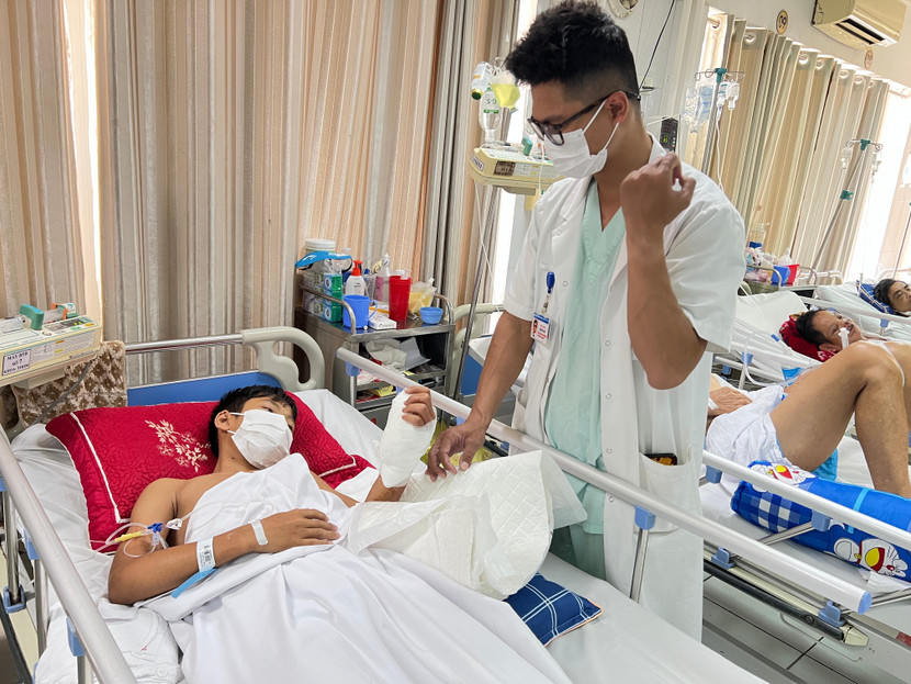 Sau ca phẫu thuật nối bàn tay, cháu bé đã phục hồi tốt Sau ca phẫu thuật nối bàn tay, cháu bé đã phục hồi tốt