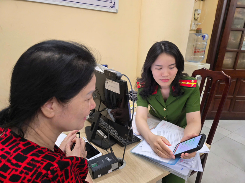 Người dân khi đến Công an phường thực hiện các thủ tục hành chính được hướng dẫn đóng góp ý kiến tại trụ sở