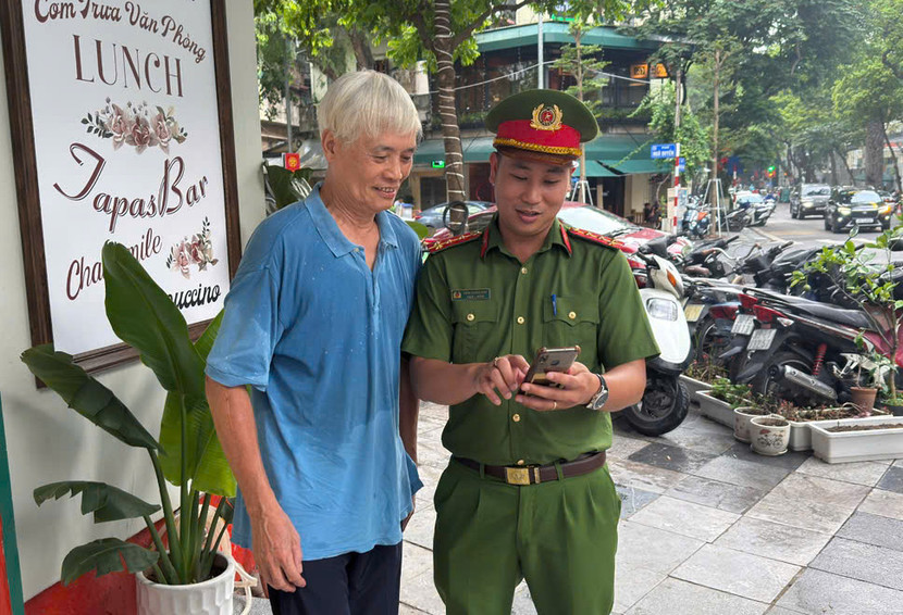 Người dân phấn khởi khi được thể hiện quyền làm chủ đất nước