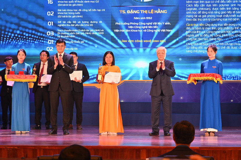 Ông Đỗ Văn Chiến - Ủy viên Bộ Chính trị, Bí thư Trung ương Đảng, Chủ tịch Ủy ban Trung ương MTTQ Việt Nam và anh Bùi Quang Huy - Bí thư thứ nhất Trung ương Đoàn trao Giải thưởng Quả cầu Vàng cho TS Đặng Thị Lệ Hằng