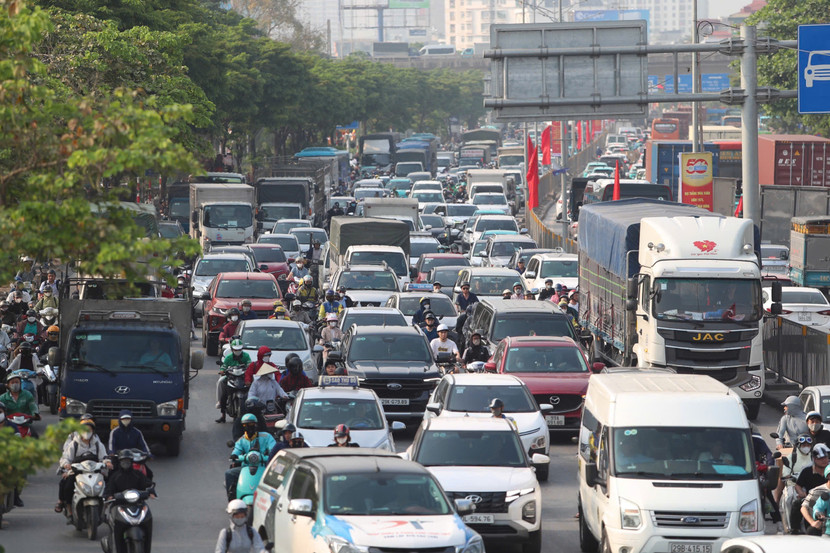 Giao thông lưu thông theo kiểu “mạnh ai nấy đi”, hỗn loạn giữa ô tô và xe máy Giao thông lưu thông theo kiểu “mạnh ai nấy đi”, hỗn loạn giữa ô tô và xe máy
