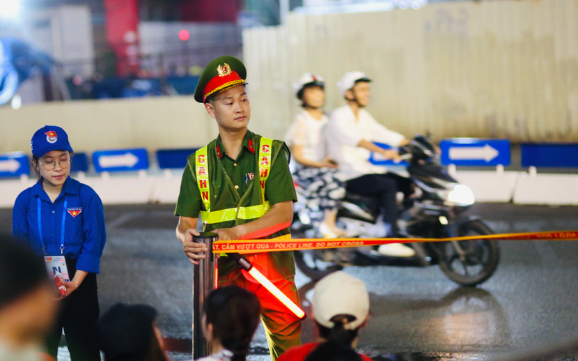 Lực lượng chức năng thiết lập hàng rào mềm, tạo lối đi cho người dân di chuyển thuận tiện, trật tự và an toàn qua tuyến Kim Mã