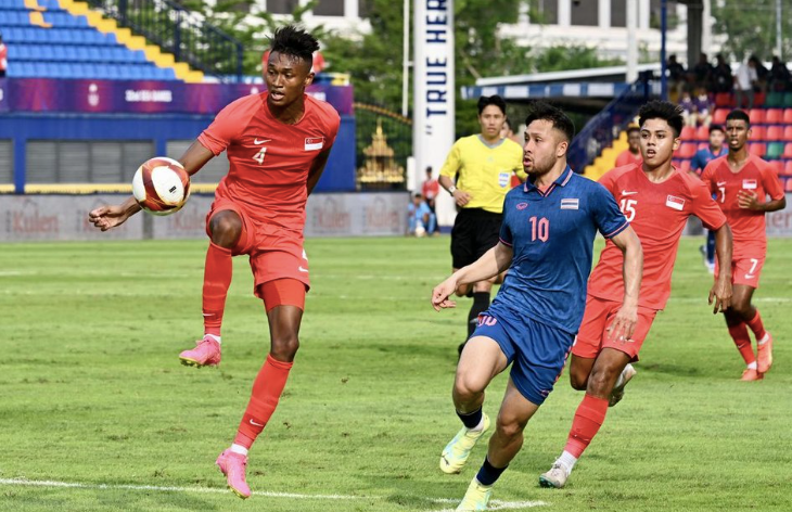 U22 Singapore (áo đỏ) thua thảm tại vòng bảng SEA Games 2023 và bị gạch tên khỏi SEA Games 2025 do nằm nhóm không có khả năng đoạt huy chương