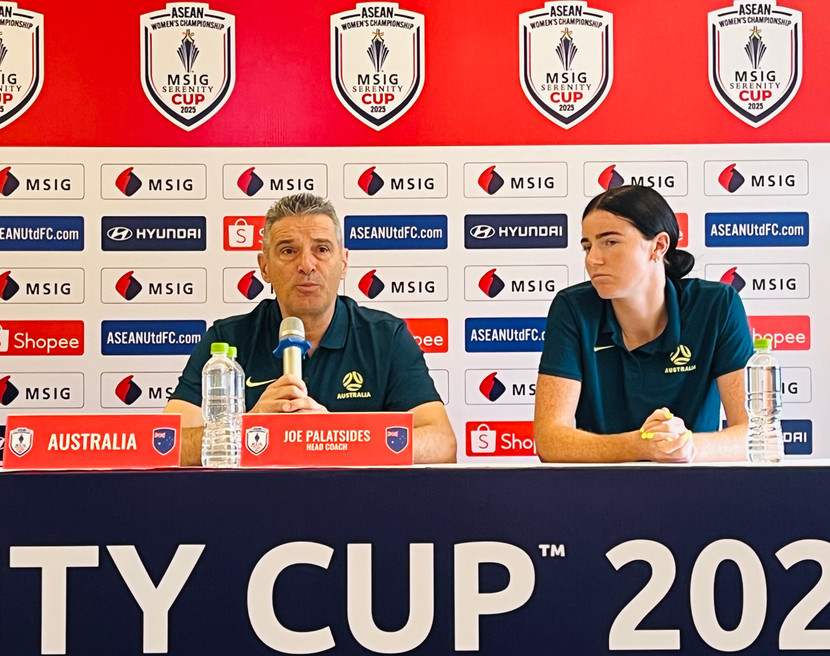 HLV Joe Palatsides của tuyển nữ Australia phát biểu tại họp báo