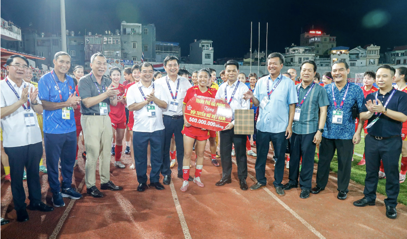 Liên đoàn bóng đá Việt Nam cùng UBND TP Hải Phòng tặng thưởng tổng số tiền 1 tỉ đồng cho đội tuyển nữ Việt Nam sau khi toàn thắng vòng bảng