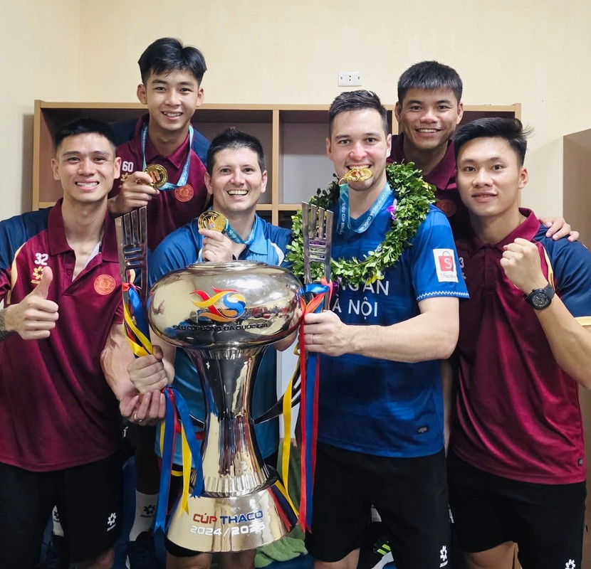 Nguyễn Filip cùng đồng đội ăn mừng Siêu cúp quốc gia từ sân Thiên Trường tới phòng thay đồ Nguyễn Filip cùng đồng đội ăn mừng Siêu cúp quốc gia từ sân Thiên Trường tới phòng thay đồ