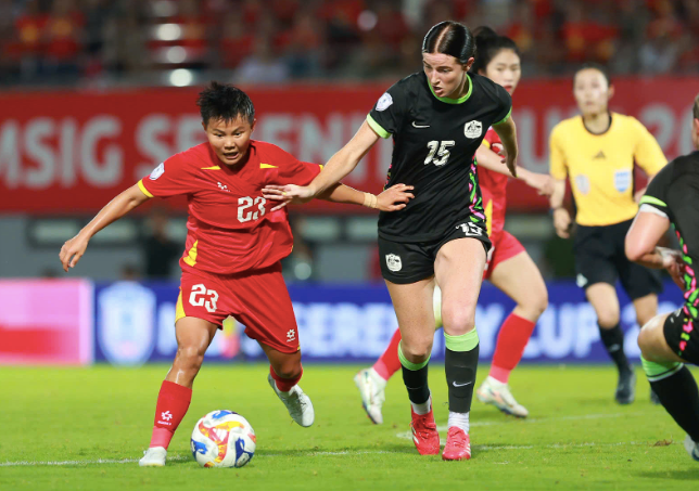 Bích Thúy (23) giúp Việt Nam có bàn ấn định tỉ số 1-2 vào cuối trận