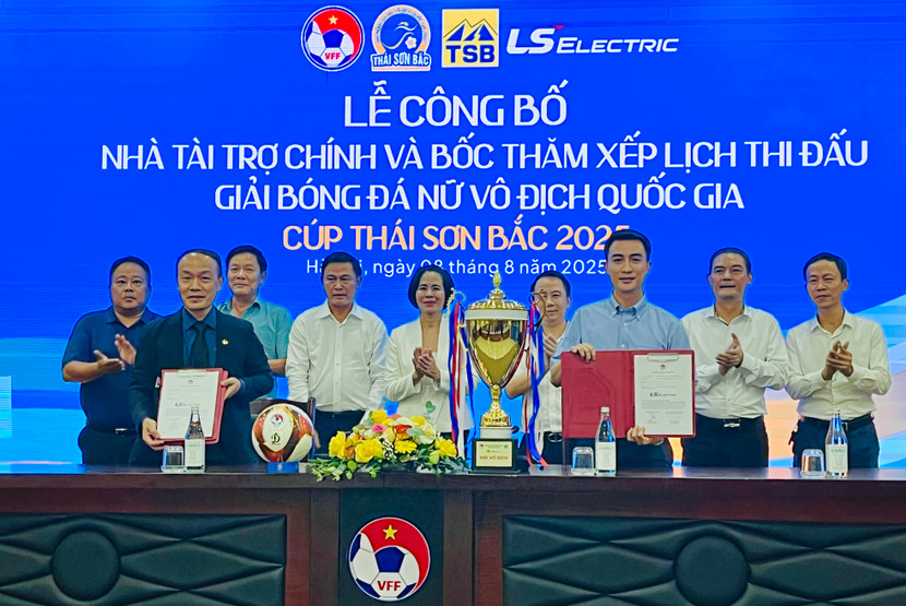 Đại diện VFF và nhà tài trợ Thái Sơn Bắc tại lễ ký kết tài trợ