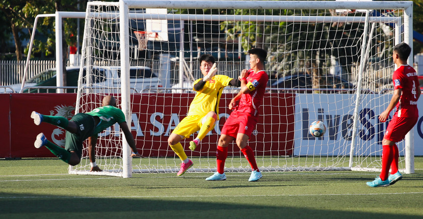 Tiền đạo Brazil Claudecir bay người đánh đầu mở tỉ số đẹp mắt cho VPL Dream Team