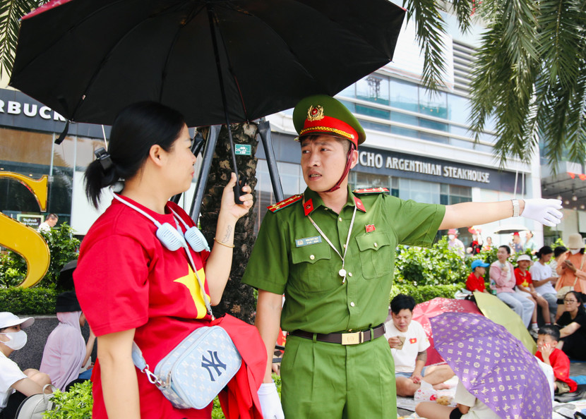 Đại úy Đào Duy Đạt hướng dẫn, giải đáp thông tin cho người dân