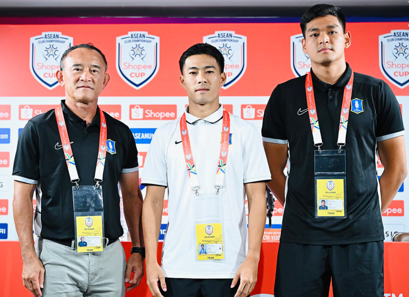 Đội trưởng Sarach Yooyen cùng đại diện ban huấn luyện BG Pathum United dành sự tôn trọng và đánh giá cao CLB Công an Hà Nội Đội trưởng Sarach Yooyen cùng đại diện ban huấn luyện BG Pathum United dành sự tôn trọng và đánh giá cao CLB Công an Hà Nội