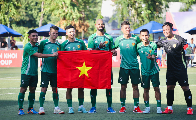 Claudecir căng lá cờ đỏ sao vàng Việt Nam cùng đồng đội ăn mừng bàn mở tỉ số