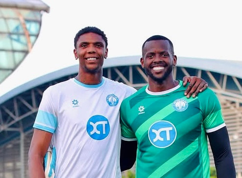 Tiền đạo Kyle Hudlin - 2m06 và thủ môn Caique - 1m98