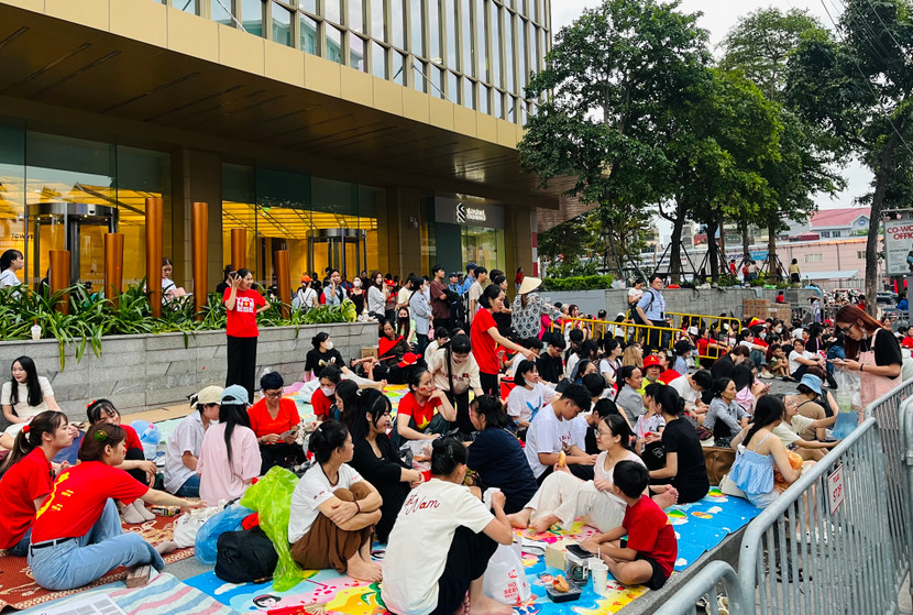 Người dân đổ về nút giao Kim Mã - Liễu Giai chờ xem tổng duyệt diễu binh, diễu hành