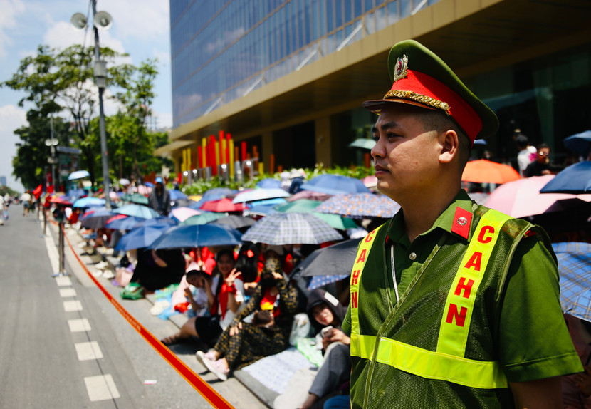 Lực lượng Công an thành phố Hà Nội làm nhiệm vụ đảm bảo an ninh, an toàn tại ngã tư Kim Mã - Liễu Giai trưa ngày 24-8-2025