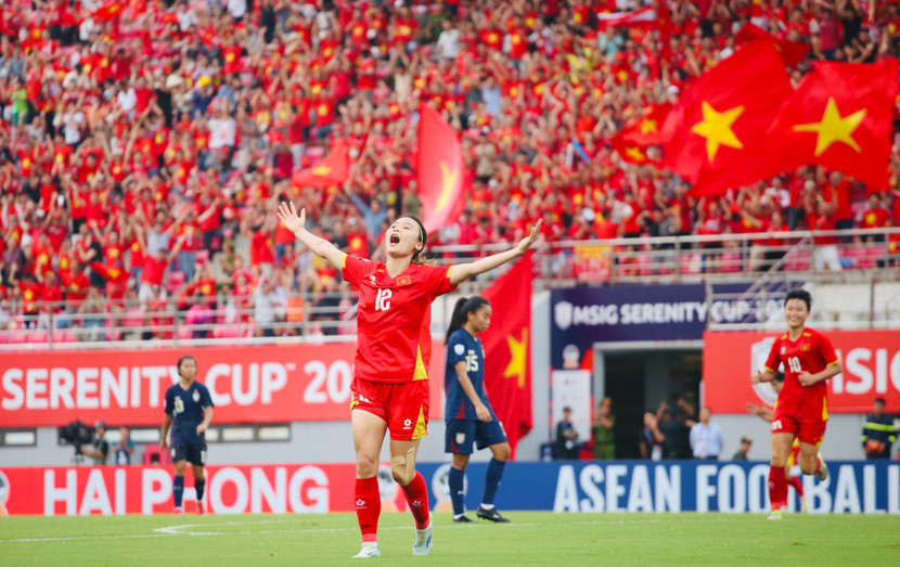 Hải Yến phấn khích ăn mừng bàn mở tỉ số giữa "chảo lửa" Lạch Tray