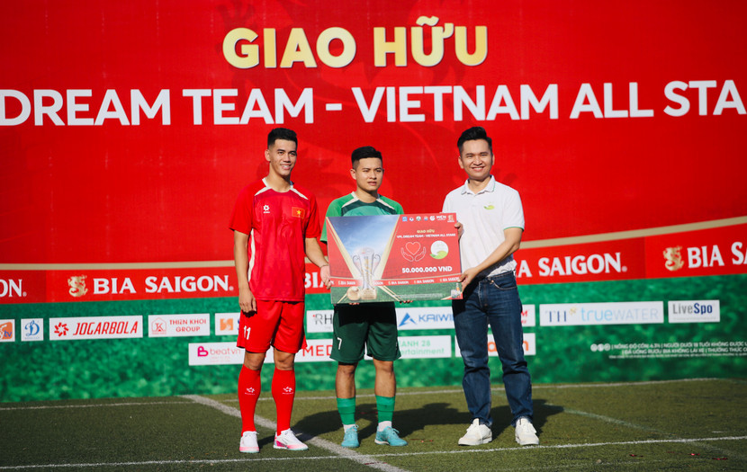 Cầu thủ hai đội gây quỹ ủng hộ chương trình "Cặp lá yêu thương"