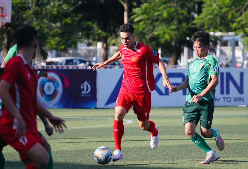 Quả bóng vàng Việt Nam Nguyễn Tiến Linh thi đấu năng nổ trong màu áo Vietnam All Stars