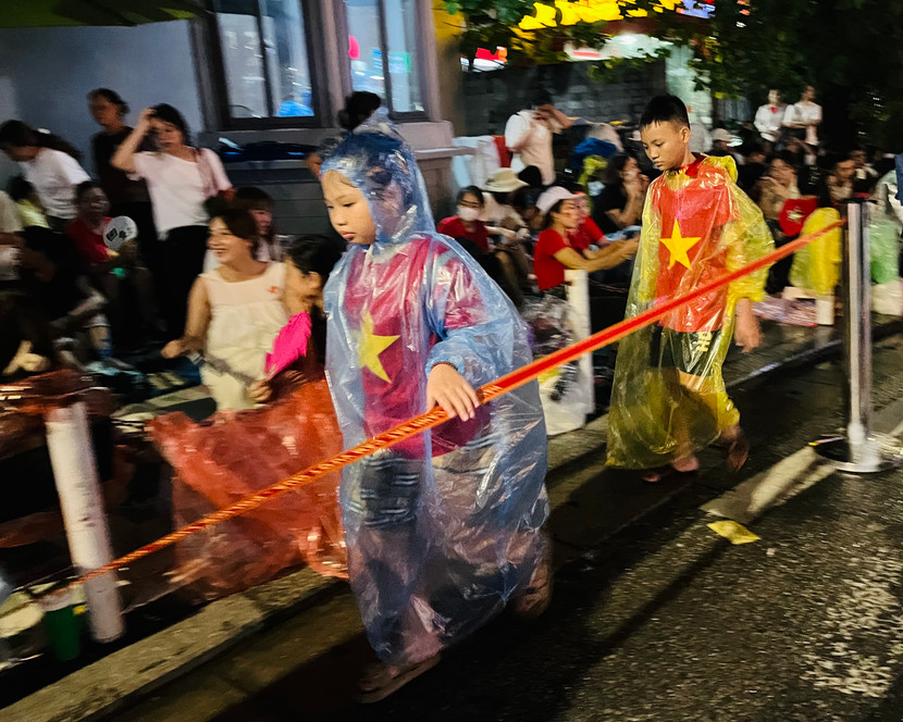 Bất chấp thời tiết có mưa, nhiều gia đình vẫn kéo về nút giao Kim Mã - Liễu Giai trong đêm 29-8