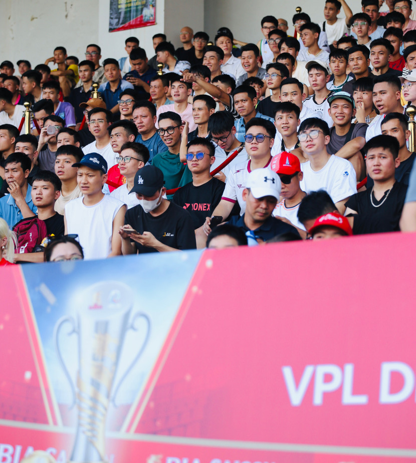 Sân Hoàng Mai chật kín khán giả thưởng thức, cổ vũ trận đấu đặc biệt