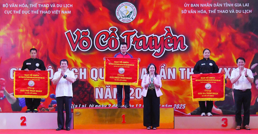 Ban tổ chức trao giải toàn đoàn nội dung đối kháng Ban tổ chức trao giải toàn đoàn nội dung đối kháng