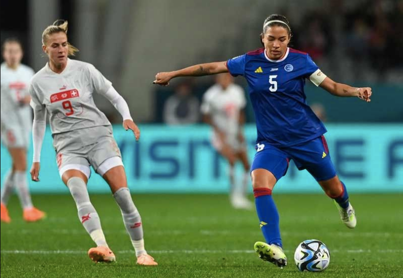 Hali Long (phải) là đội trưởng kỳ cựu của tuyển nữ Philippines