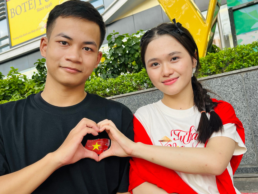 Hồng Nhi cùng bạn trai háo hức hòa mình vào không khí ngày hội của đất nước, dân tộc