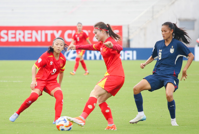 Tuyển nữ Thái Lan (áo xanh) vừa thua Việt Nam 2 lần liên tiếp tại giải Đông Nam Á