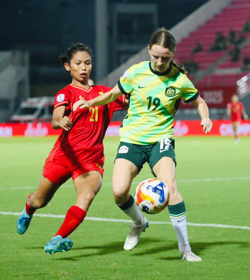 Australia (phải) tạo thế trận lấn lướt