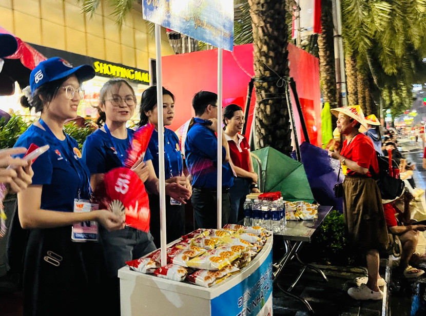 Lực lượng tình nguyện viên cấp phát nước, bánh ngọt miễn phí cho người dân