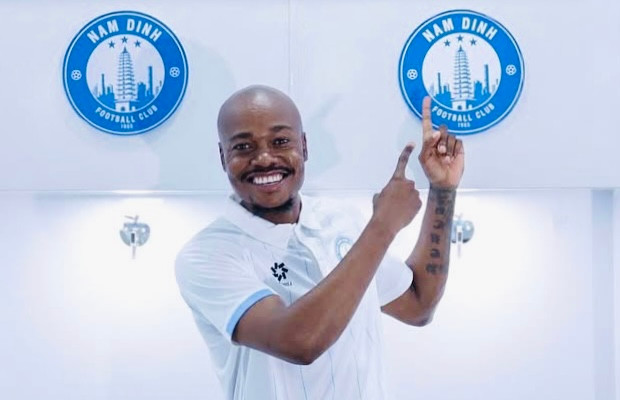 Tiền đạo 1 triệu euro Percy Muzi Tau gia nhập CLB Nam Định