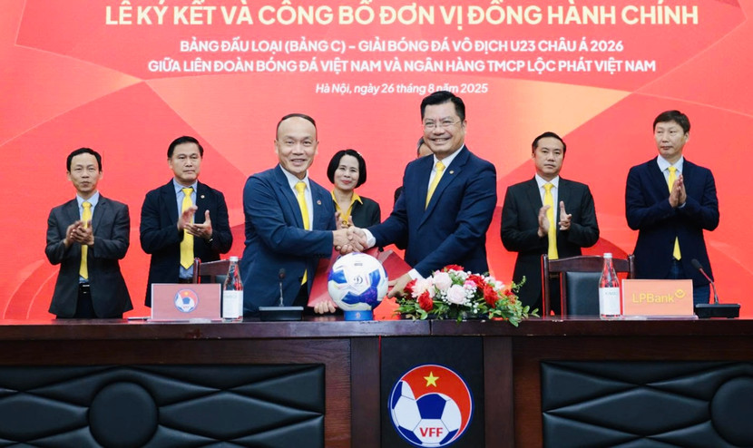 Đại diện VFF và LPBank tại lễ công bố đơn vị đồng hành chính bảng C - vòng loại U23 châu Á 2026