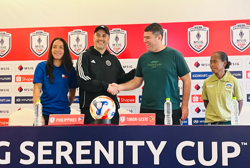 Đội trưởng Hali Long và HLV Mark Torcaso của Philippines bắt tay đại diện tuyển Timor Leste trước trận ra quân của hai đội tại AFF Cup nữ 2025