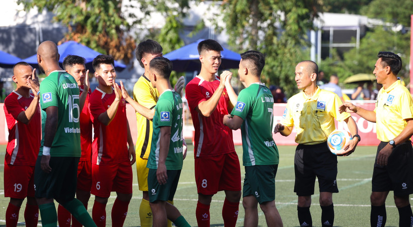 Cầu thủ hai đội bắt tay, tươi cười chào hỏi trước trận đấu