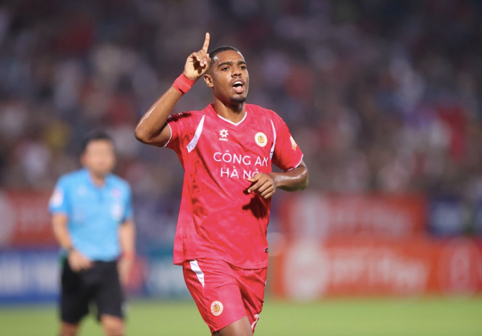 Alan san hòa 1-1 cho CLB Công an Hà Nội Alan san hòa 1-1 cho CLB Công an Hà Nội